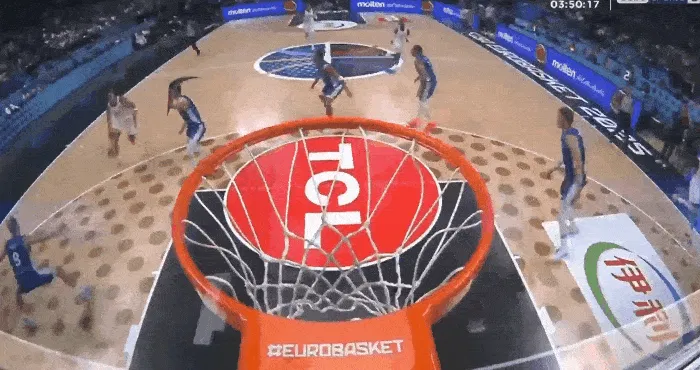 开云体登录-瓦格纳欧洲步过掉防守单臂砸扣,马尔卡宁空切双手飞扣回应