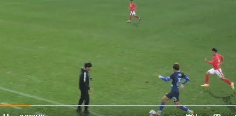 开云体登录-雷人操作！中冠赛场主帅场边伸腿绊倒对方进攻球员