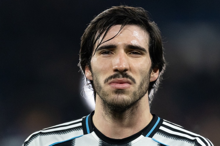 开云体育APP下载-记者：曼联想买左边卫 中场目标吉马良斯、托纳利不太会同时离队