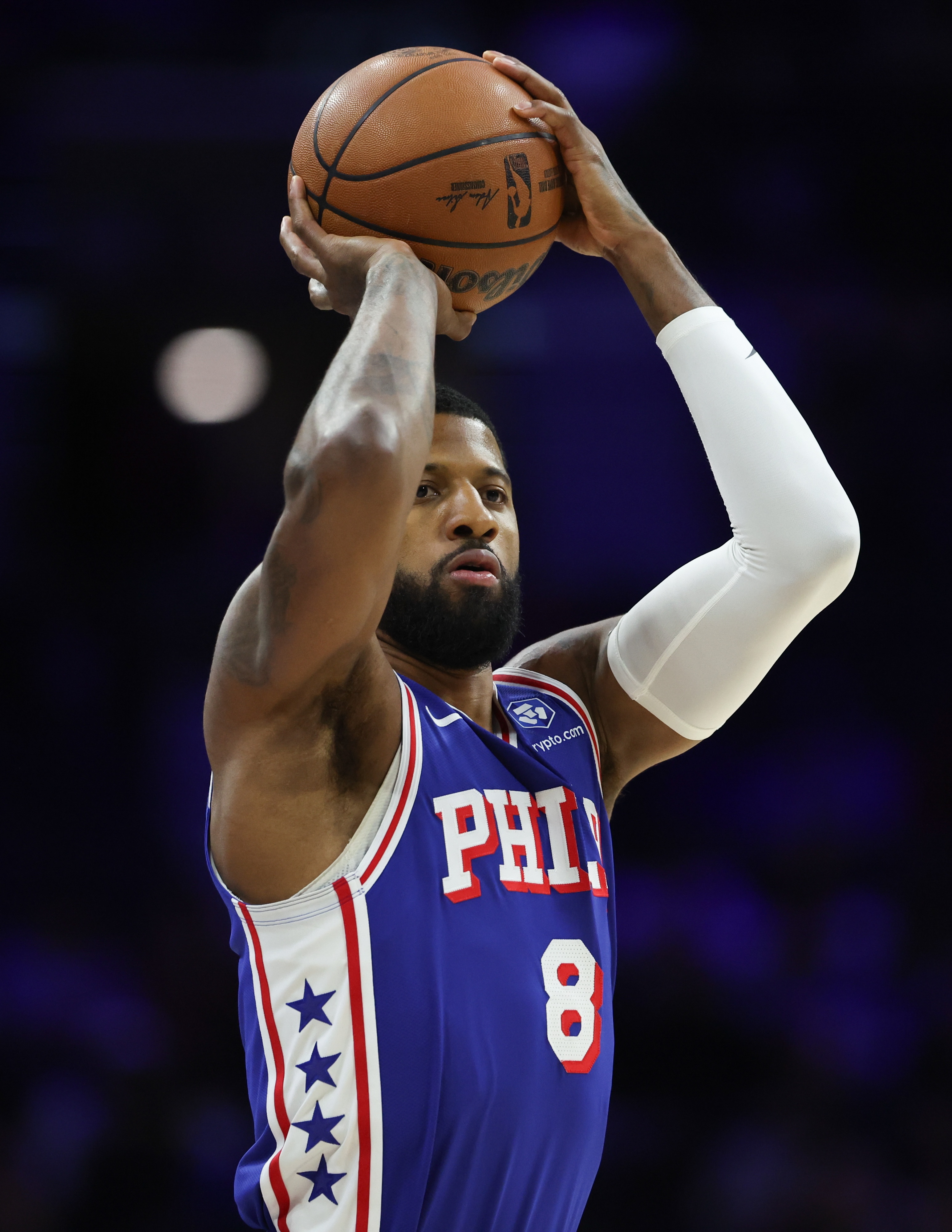 开云体育APP下载-乔治最近6场场均25.8分6.5篮板4助攻3抢断 投篮50% 三分44.1%