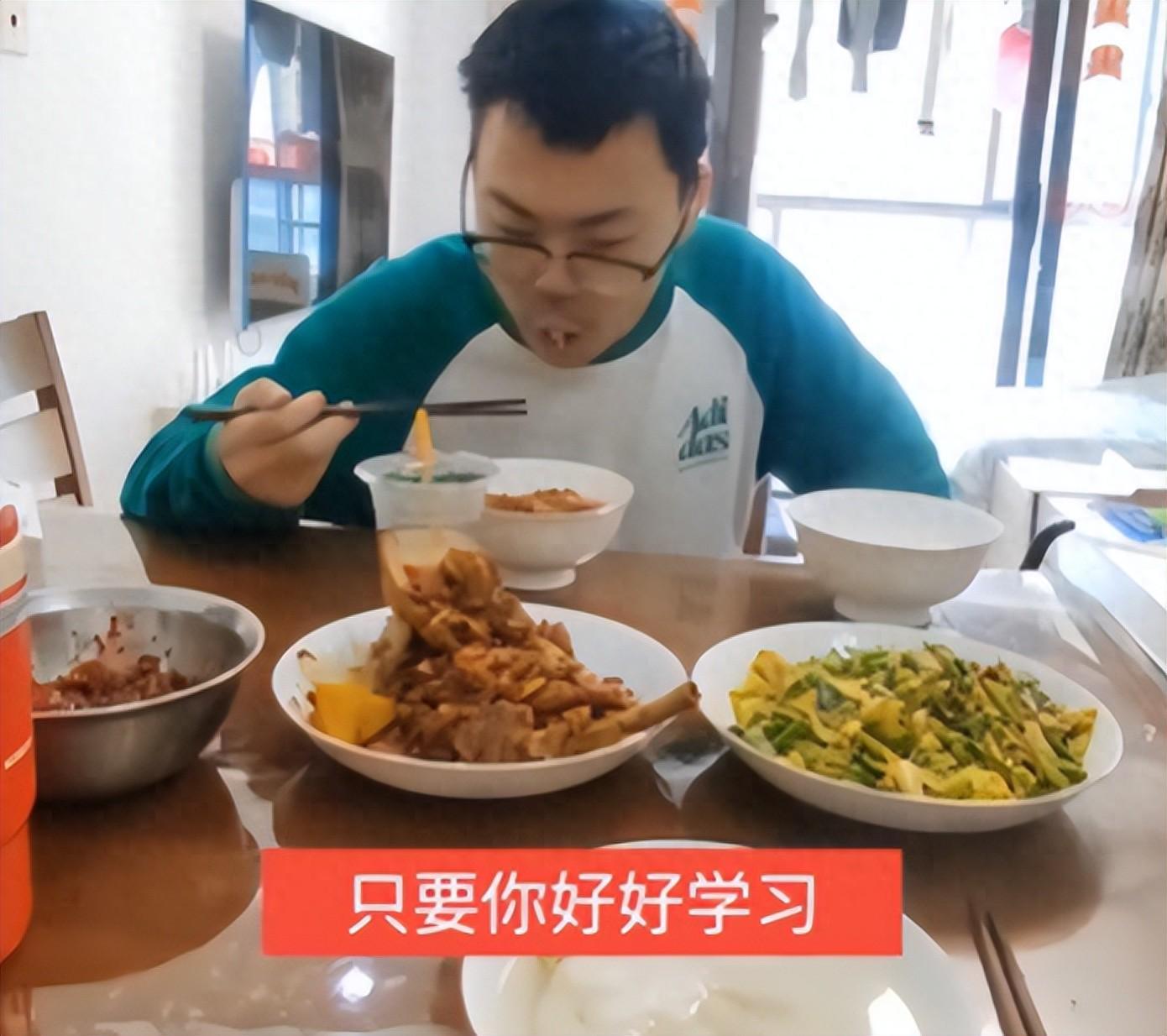 开云体育-Kaiyun Sports-“这样的外形，早恋就别想了！”母亲晒儿子照片引爆评论区。